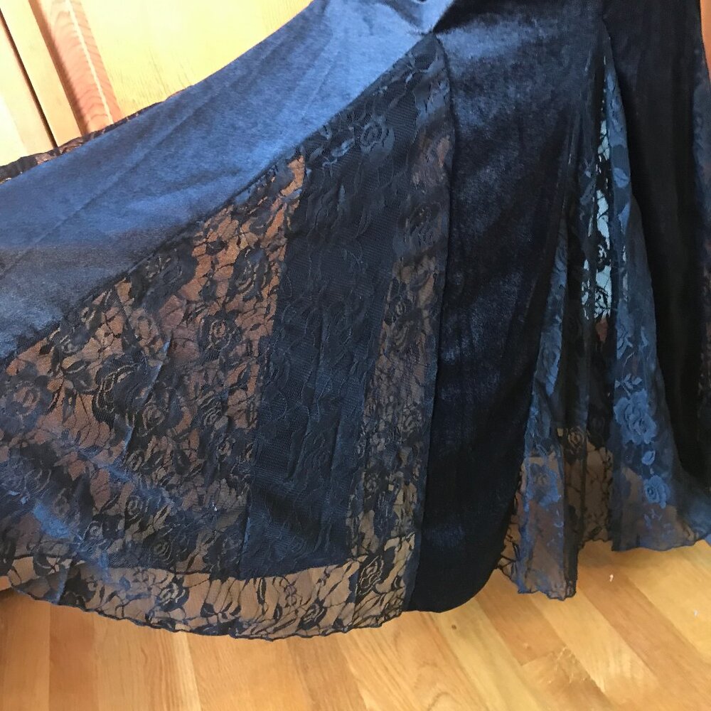 Gothic Victorian Flowers of Evil Black Velvet & Lace Morticia Gown Dress - Picture 6 of 13